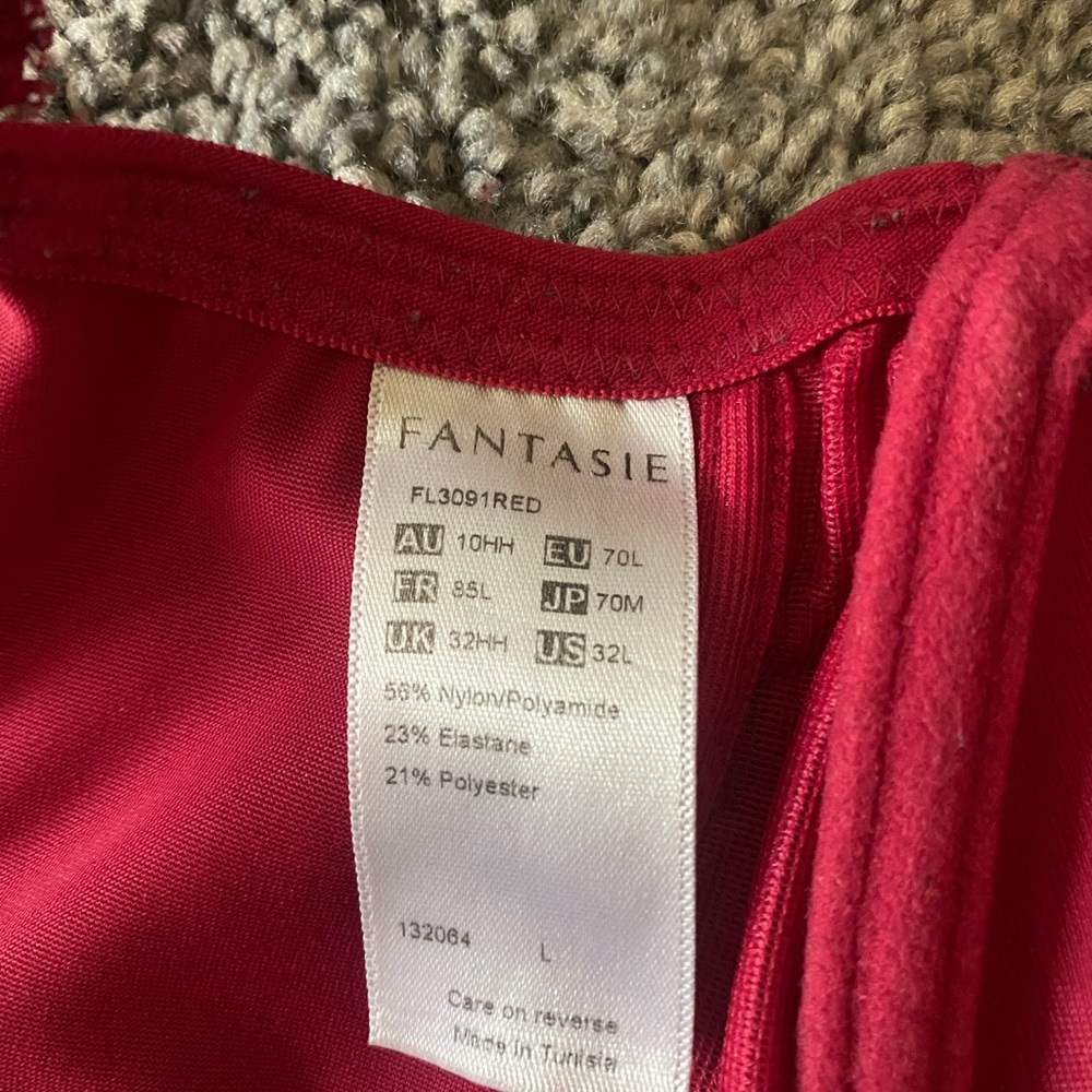 Red bra‎ - Picture 5 of 5